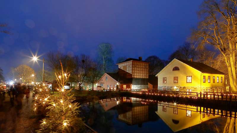 julstämning över husebybruk under julmarknadstiden. Smedjan och kvarnen på Huseby julmarknad