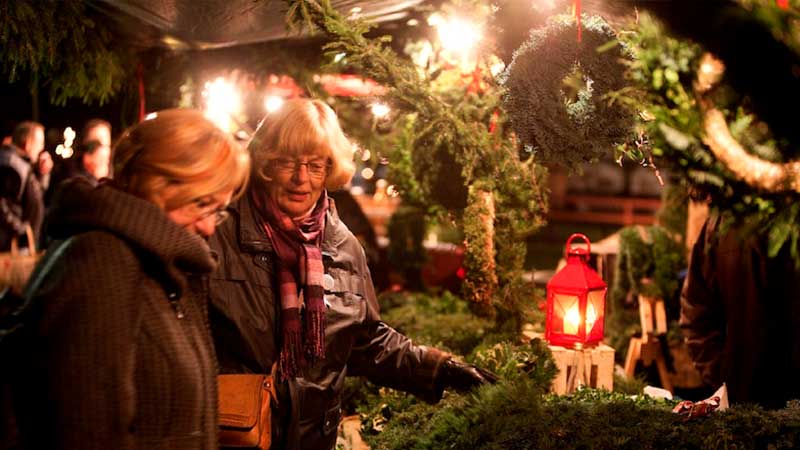 Besökare på Husebyjulmarknad  Vänner på julmarknadsresa i Huseby
