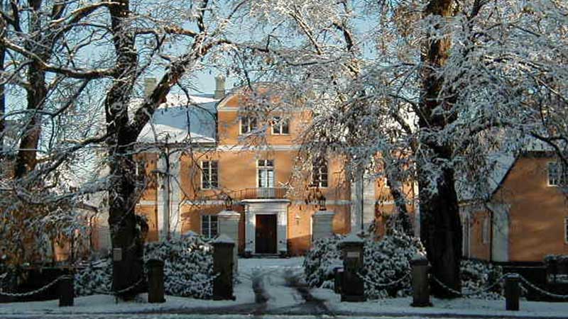 Wapnö slott klätt i snö under en julmarknadsresa Wapnö slott under julmarknaden