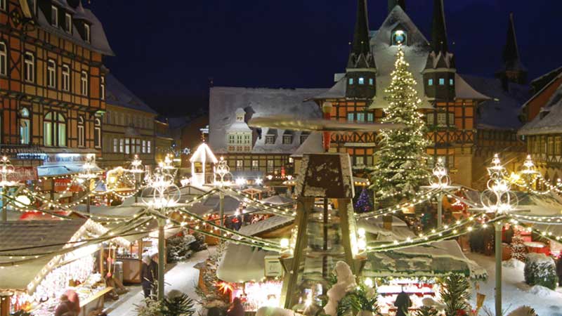 Julmarknad framför rådhuset i Wernigerode  Julmarknadsresa till korsvirkesstaden Wernigerode