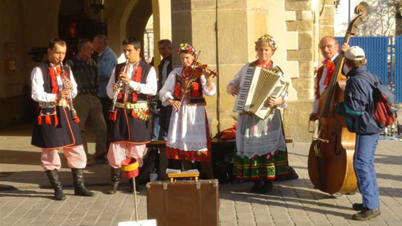 Traditionell folkmusik uppförs på torget i gamla stan i Krakow, Polen Folklore show på det historiska torget i Krakow, Polen