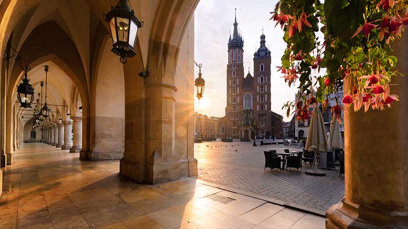 Stämningsfull bilkd på valven och Maria kyrkan under en sightseingtur vid det historiska torget i Krakow, Polen. Maria kyrkan och det historiska torget som vi beöker under vår bussresa till Krakow i Polen.